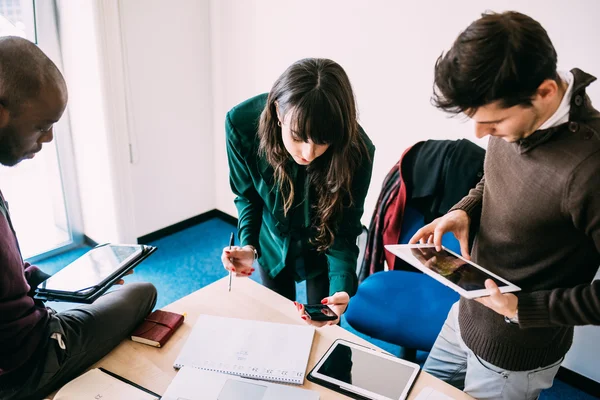 Uomini d'affari che lavorano insieme — Foto Stock