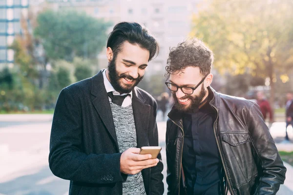 Affärsman med hjälp av smartphone — Stockfoto