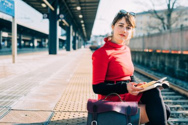 kadın platformunda tren istasyonunda