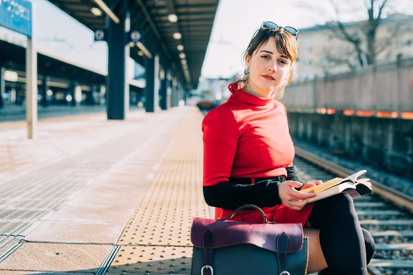 Frau auf Bahnsteig im Bahnhof — Stockfoto