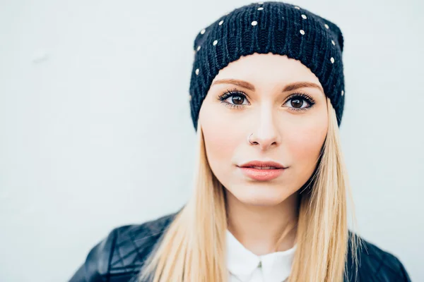 Mooie Kaukasische blonde vrouw — Stockfoto