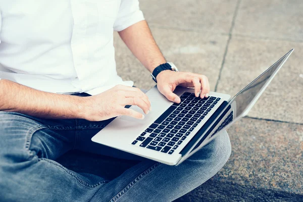 Omul de afaceri atingând tastatura unui laptop — Fotografie, imagine de stoc