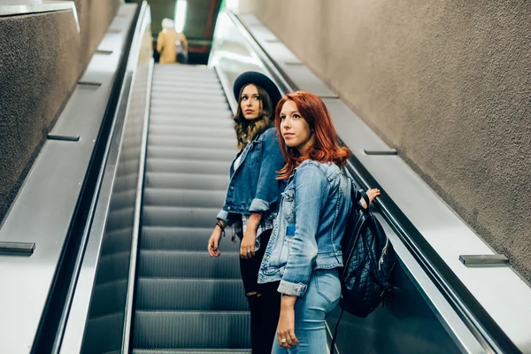 Mulheres usando escada rolante no metrô — Fotografia de Stock