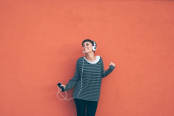 Mulher ouvindo música com fones de ouvido — Fotografia de Stock