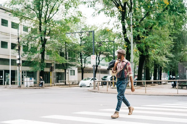 Afro homme marche en plein air dans la ville — Photo