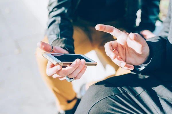 Twee zakenman die een slimme telefoon — Stockfoto