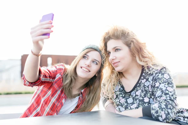 妇女使用智能手机以自拍照 — 图库照片