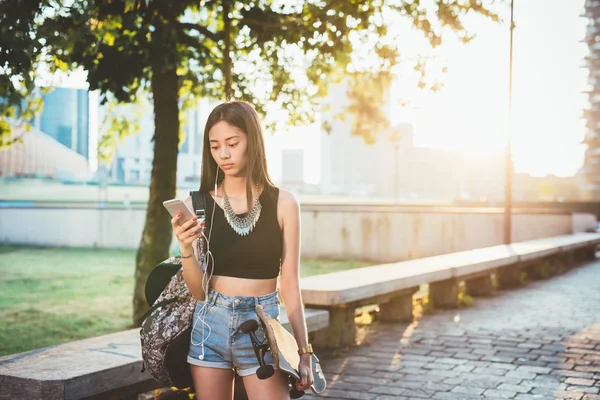 Skaterin steht in der Stadt — Stockfoto