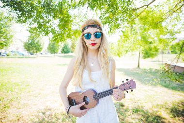 kadın oynarken ukulele