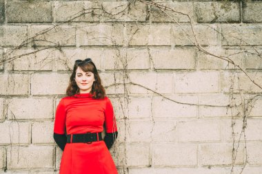 duvara yaslanmış poz kadın