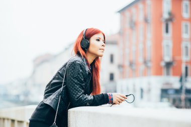 İspanyol kızıl saçlı kadın müzik dinliyor