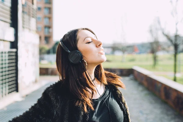 Mooie vrouw luisteren muziek — Stockfoto