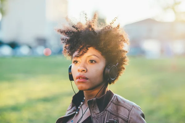 ヘッドフォンで音楽を聴く女性 — ストック写真