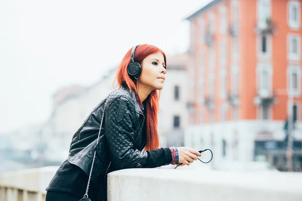 Hispanische rothaarige Frau hört Musik — Stockfoto