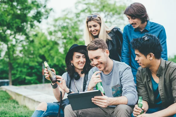 Multietniskt vänner med hjälp av Tablet PC — Stockfoto