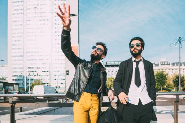 şehirde yürüyüş iş adamları