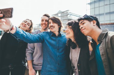 Çok ırklı arkadaş grubu selfie çekiyor 