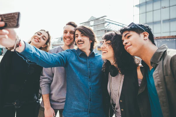 Çok ırklı arkadaş grubu selfie çekiyor — Stok fotoğraf