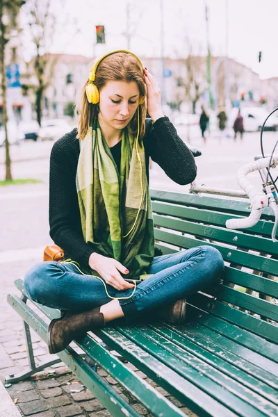 Hipster sportiga blond kvinna — Stockfoto