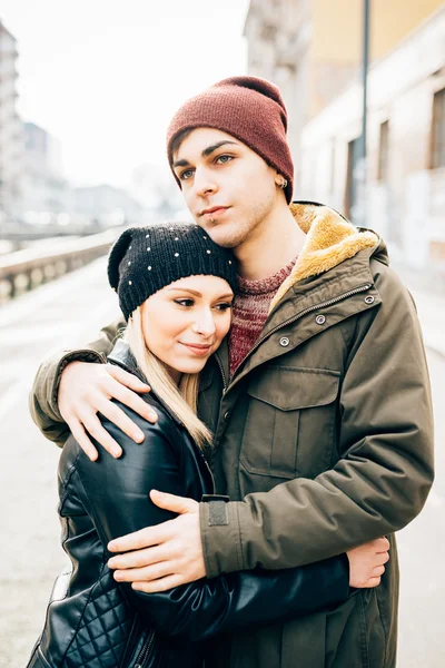 Casal amantes abraçando na rua — Fotografia de Stock