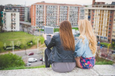 sohbet ve teknolojik cihazlar kullanarak kızlar