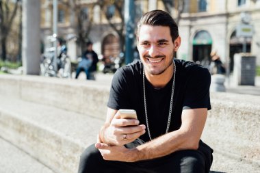 İtalyan çocuk bir kaldırıma oturmuş