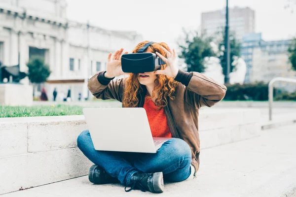 Бізнес-леді сидить з ноутбуком за допомогою 3D-переглядача — стокове фото