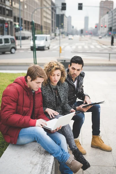 Entreprises multiraciales travaillant en plein air — Photo