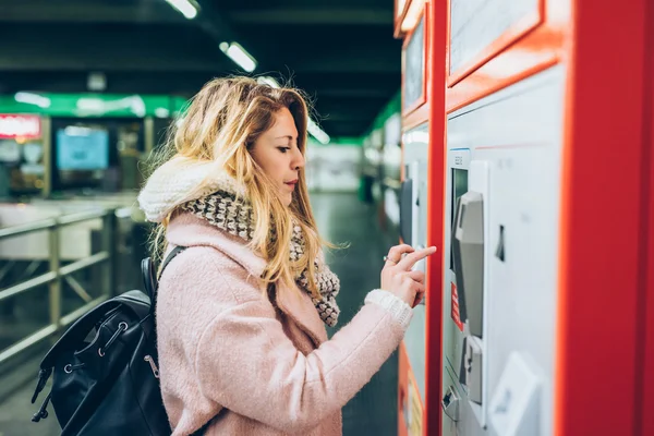 Mulher comprando bilhete no metrô — Fotografia de Stock