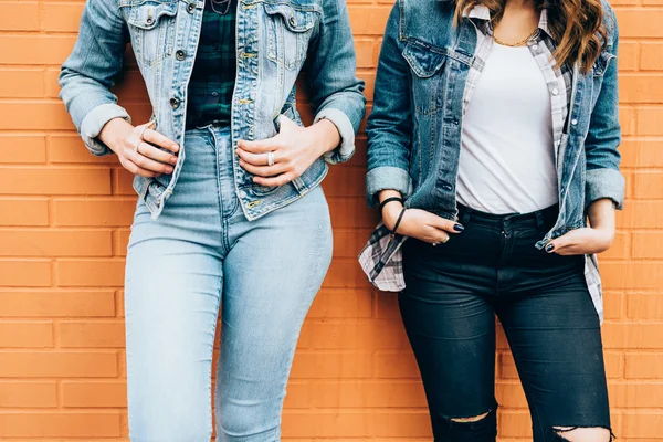 Frauen lehnen an einer Ziegelmauer — Stockfoto