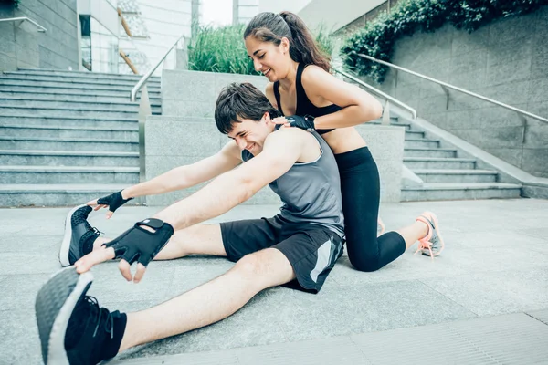 Hombre y mujer deportivos caucásicos — Foto de Stock