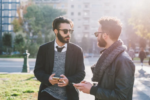 Hombres de negocios caminando por la ciudad — Foto de Stock