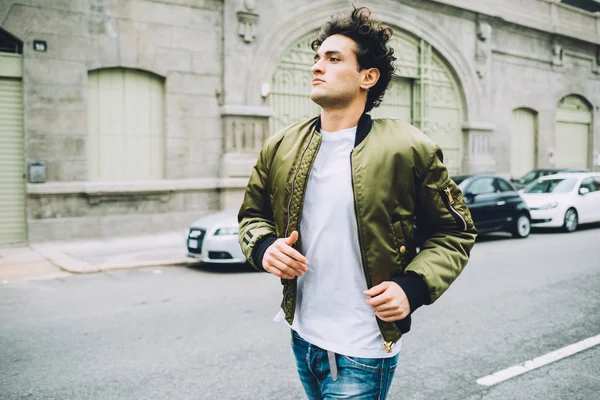 Hombre corriendo al aire libre en la ciudad —  Fotos de Stock