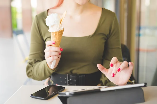 Mujer comiendo helado —  Fotos de Stock