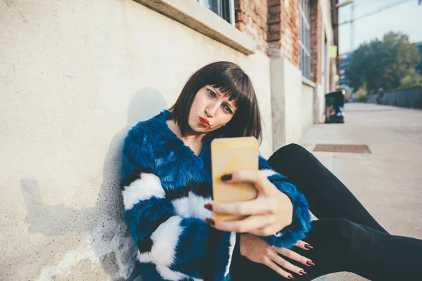 Östra kvinna tar selfie — Stockfoto