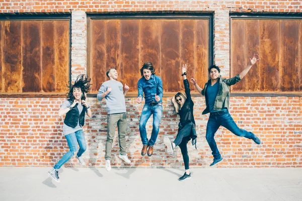 Grupo de jóvenes hermosos amigos multiétnicos —  Fotos de Stock