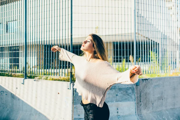 Mulher sentindo livre ao ar livre na cidade — Fotografia de Stock