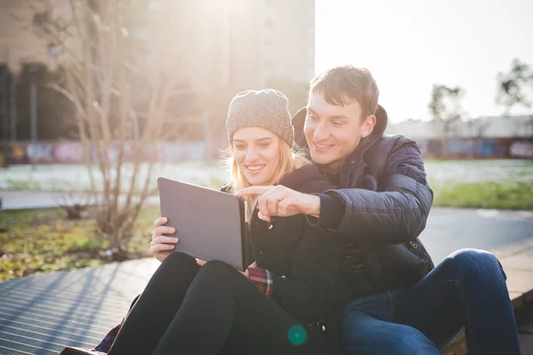Par älskare autentiska använder tablet — Stockfoto