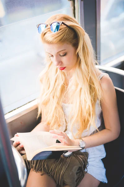 Vrouw op bus lezen boek — Stockfoto