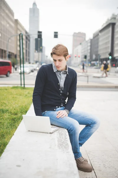 Hombre de negocios contemporáneo caucásico — Foto de Stock