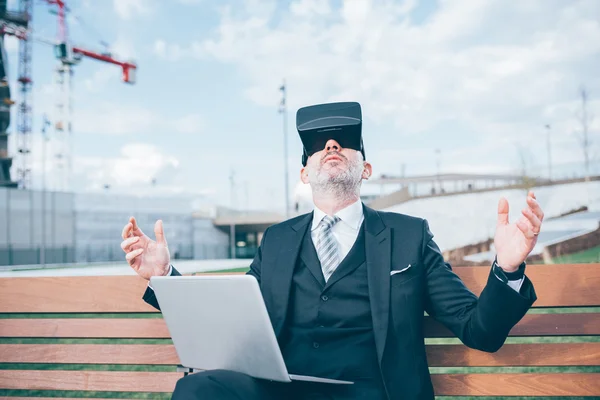 Businessman using 3D viewer — Stock Photo, Image