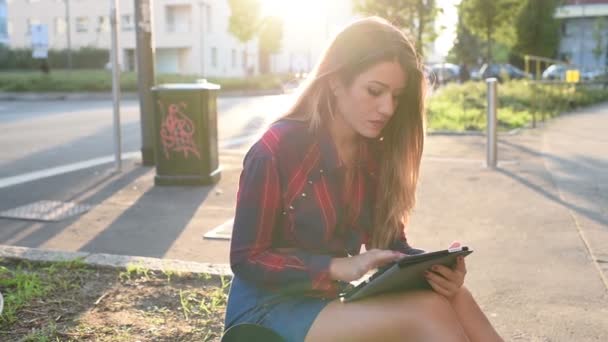 fille sur le trottoir tapant écran de tablette  