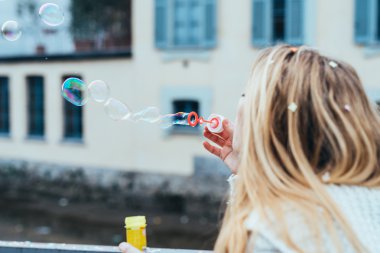 köpük sabun ile oynayan kadın