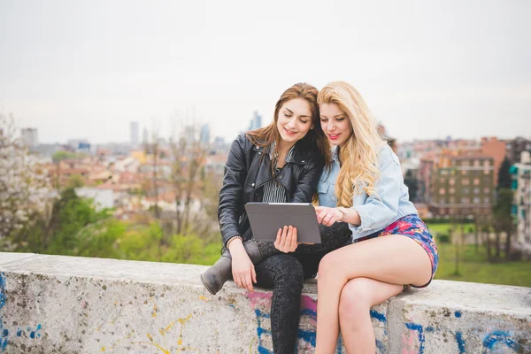 Meninas conversando e usando tablet — Fotografia de Stock