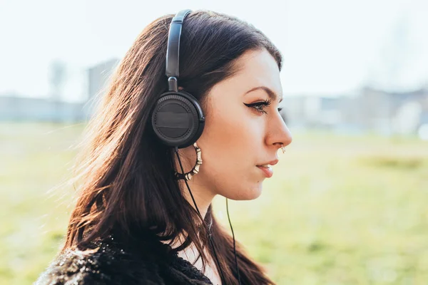 Femme écoutant de la musique avec écouteurs — Photo