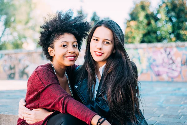 Duas mulheres jovens bonitas multiétnicas — Fotografia de Stock