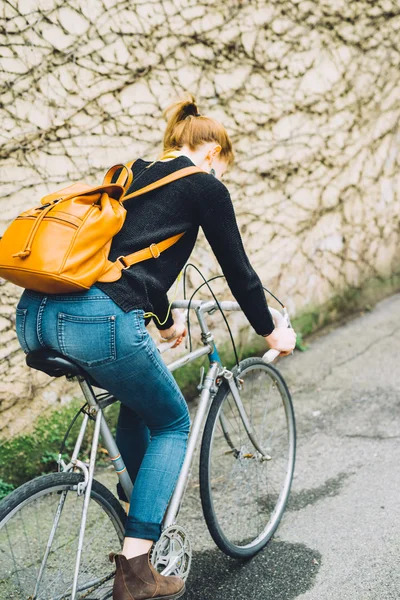 Hipster sportig blond kvinna på cykel — Stockfoto