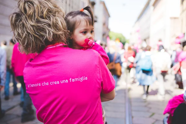 Nesezdané páry projev v Miláně. — Stock fotografie