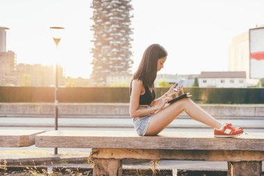 küçük duvarda oturan kadın