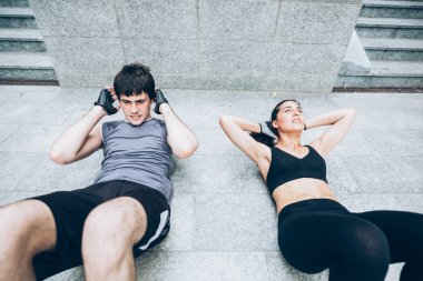Sportif çift yaparken karın